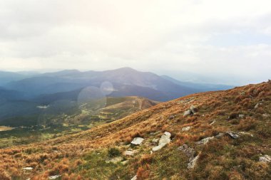 Dağlar manzara güneş ışığı ile. Güzellik doğa arka plan