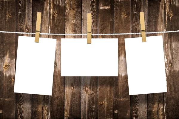 Fotorahmen mit Stecknadeln am Seil über altem Holzwandhintergrund — Stockfoto