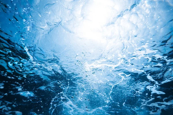 Underwater havsutsikt med solljus. Skönhet natur bakgrund — Stockfoto