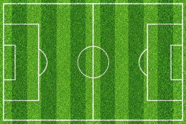 Зеленое футбольное поле с белыми линиями. Вид сверху — стоковое фото