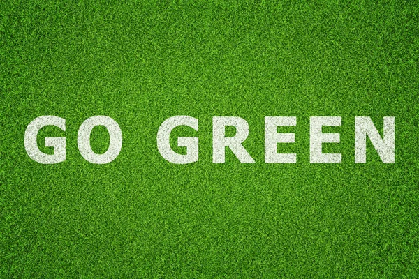 Zielona trawa z napisem: Go Green. Widok z góry — Zdjęcie stockowe