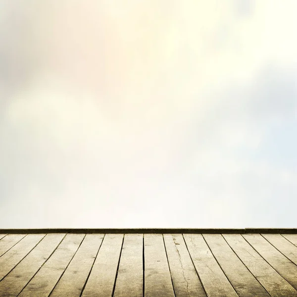 Bewolkte hemel en houten planken vloer achtergrond — Stockfoto