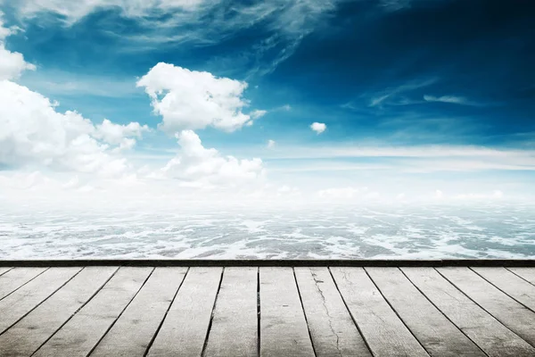 Paisaje marino de belleza bajo nubes azules cielo. Vista desde el muelle de madera — Foto de Stock