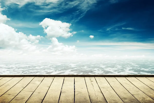 Θαλασσογραφία ομορφιά κάτω από σύννεφα μπλε ουρανό. Δες από ξύλινη προβλήτα — Φωτογραφία Αρχείου