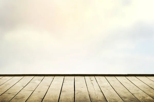 Cielo nuvoloso e legno tavole pavimento sfondo — Foto Stock