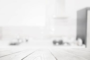 Ahşap masa mevsimlik mutfak iç arka plan üzerinde