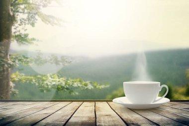 Dağlar manzara güneş ışığı ile masaya çay bardağı