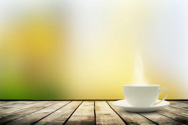 Kopp med te på tabell över oskärpa bokeh natur bakgrund — Stockfoto