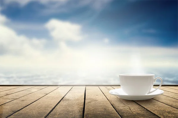 Xícara com chá na mesa sobre a paisagem marinha. Beleza natureza fundo — Fotografia de Stock