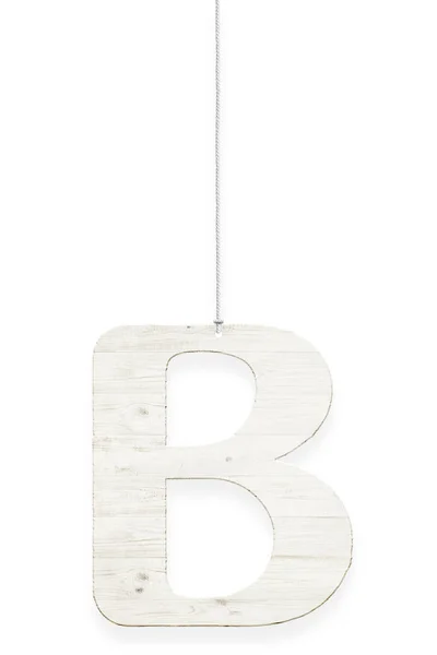 Деревянная буква с веревкой на белом фоне. Часть алфавита — стоковое фото