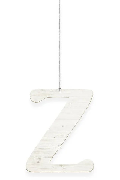 Carta de madeira com corda isolada sobre fundo branco. Parte do alfabeto — Fotografia de Stock