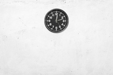 Beyaz beton zemin üzerine klasik saat