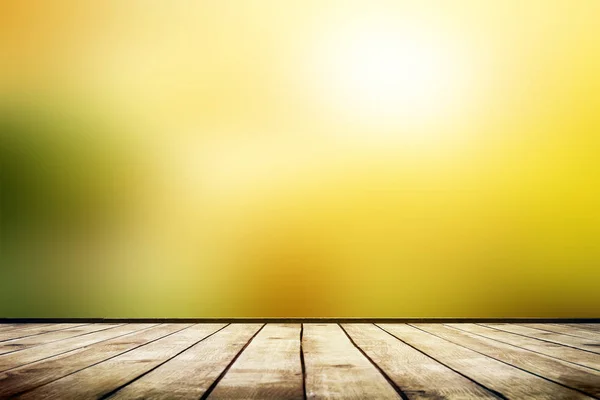 Table en bois vide avec fond naturel d'automne flou avec bokeh — Photo