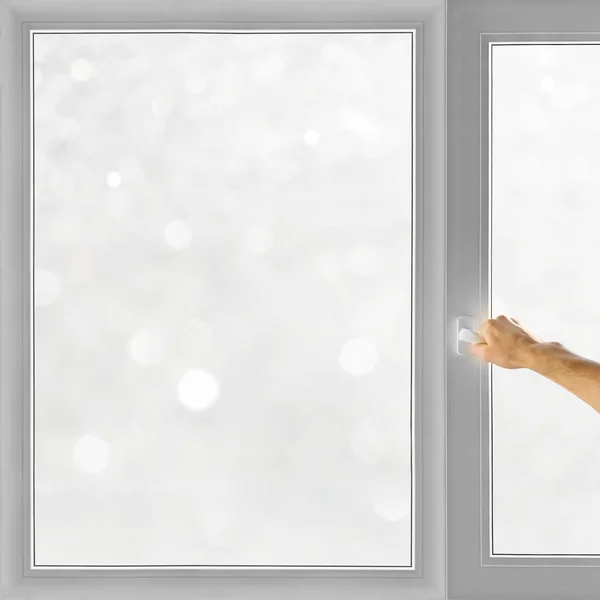 Finestra aperta a mano su sfondo inverno bokeh — Foto Stock