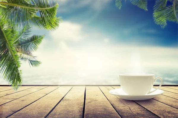 Beker met thee op tafel over zeegezicht. Schoonheid natuur achtergrond — Stockfoto