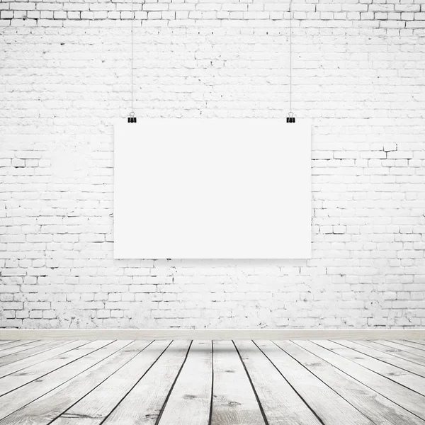 Beyaz boş poster mockup iç tuğla duvar ve ahşap zemin ile bağlayıcı ile