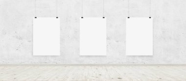 Beton duvar ve ahşap zemin ile iç bağlayıcı ile ağaç beyaz boş posterler