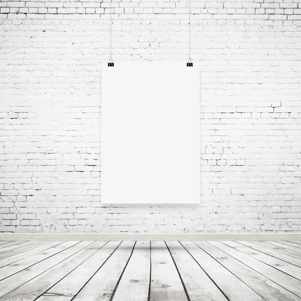 Beyaz boş poster mockup iç tuğla duvar ve ahşap zemin ile bağlayıcı ile — Stok fotoğraf