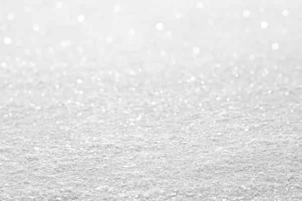 Närbild av vita ljusa snön över vackra bokeh bakgrund. Christmas conept — Stockfoto