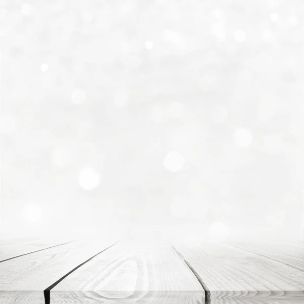 Nahaufnahme weißer Holztisch vor schönem Bokeh-Hintergrund. Weihnachtsthema — Stockfoto