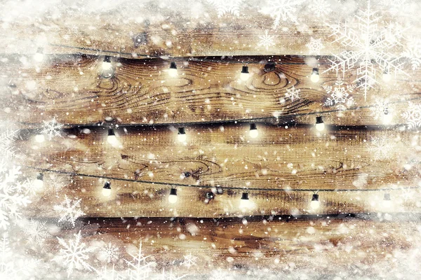 Το καφέ ξύλο υφή με χιόνι και γιρλάντα νιφάδες από πάνω του — Φωτογραφία Αρχείου