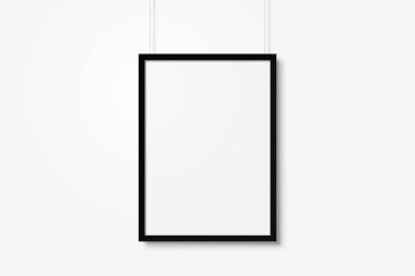 Beyaz boş fotoğraf çerçevesi mockup birlikte beyaz arka plan üzerinde izole ipler