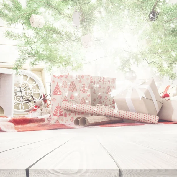 Árbol de Navidad con regalos y luz dentro. Fondo de vacaciones —  Fotos de Stock
