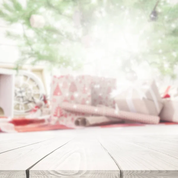 Weihnachtsbaum mit Geschenken und Licht im Inneren. Hintergrund der Feiertage — Stockfoto