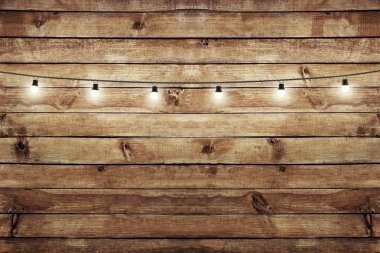Lambalar ahşap tahta çitin üzerinden garland. Dekorasyon arka plan