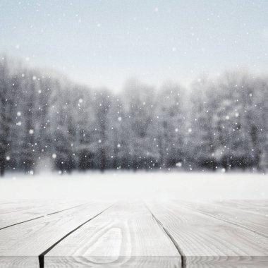 ahşap masa kış kar üzerinde orman kaplı. Güzellik doğa arka plan