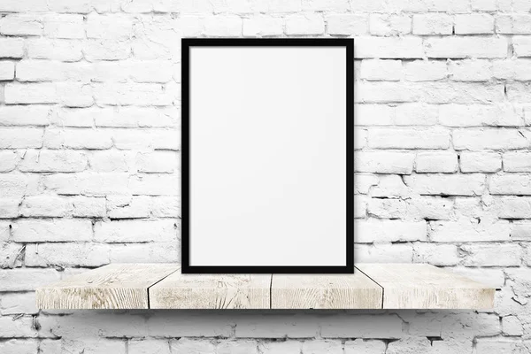 Branco branco foto moldura mockup na prateleira sobre fundo da parede de tijolo branco — Fotografia de Stock