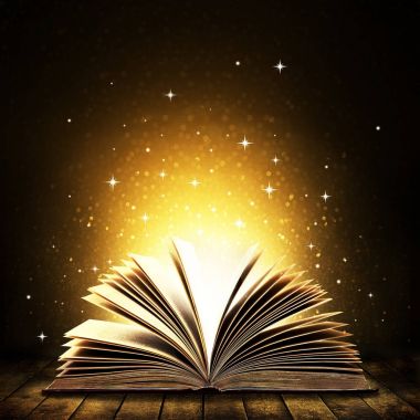 Arka plan mistik sihirli parlak ışık ile ahşap antika masa üzerinde açık kitap