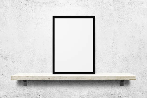 Біла порожня фоторамка макет на полиці над білим бетонним фоном стін — стокове фото