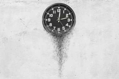 Klasik saat beyaz beton zemin üzerinde bir küçük parçalar ve uzakta akan parçalanır. Zaman uçan kavramı
