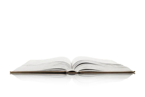 Livro aberto isolado sobre fundo branco — Fotografia de Stock