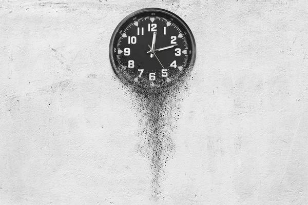 Relógio clássico sobre fundo de concreto branco desintegrar em uma pequena parte e fluir para longe. Conceito de voo temporal — Fotografia de Stock