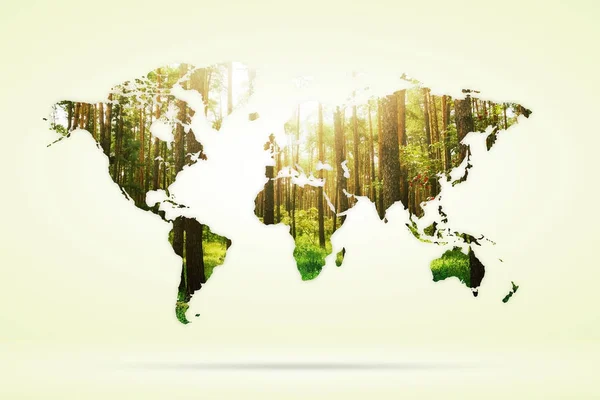Dupla expozíció a zöld erdő és a világtérképen. Természet koncepció háttér — Stock Fotó