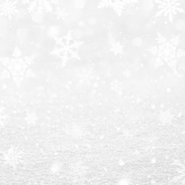 เกล็ดหิมะสีขาวและพื้นหลังคริสต์มาสโบเกห์เบลอ — ภาพถ่ายสต็อก