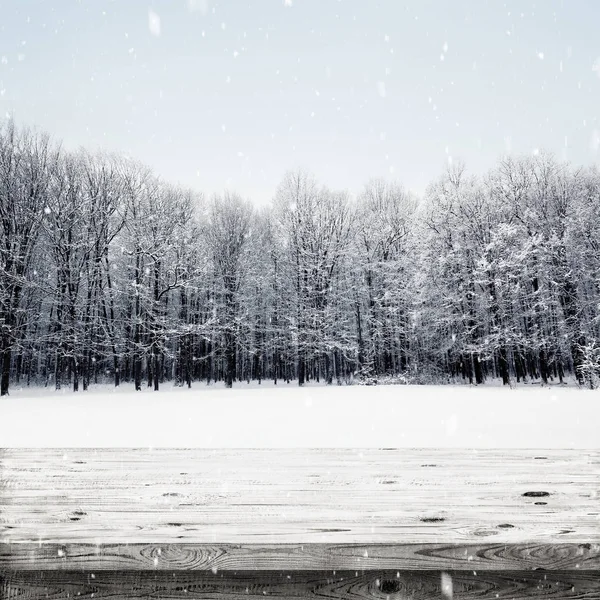 Mesa de madera sobre el bosque cubierto de nieve invierno. Belleza naturaleza fondo — Foto de Stock