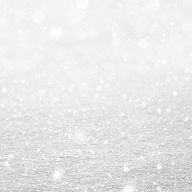 Beyaz kar taneleri ve mevsimlik bokeh Noel arka plan