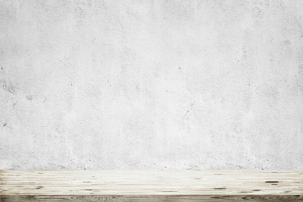 Деревянный стол на бетонном фоне
