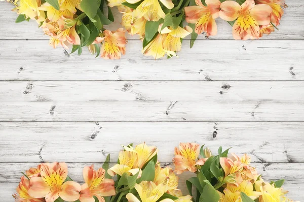 Beautifull blommor över trä plankor bakgrund — Stockfoto