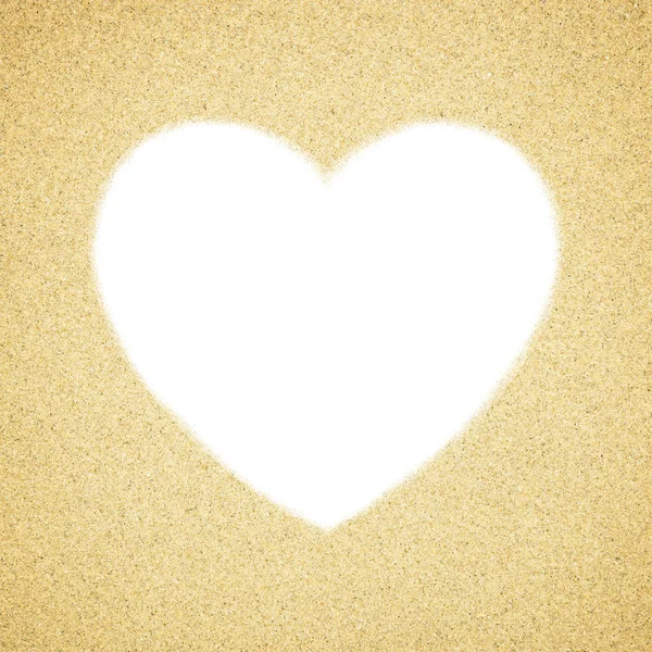 Forma de coração branco em branco no fundo de areia. Close-up de grãos de areia — Fotografia de Stock