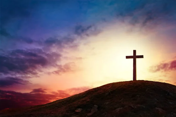 Silhueta cruz no Calvário montanha pôr do sol fundo. Conceito de Páscoa — Fotografia de Stock