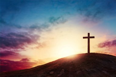 Calvary Dağı 'nın arka planında siluet çaprazında. Paskalya konsepti