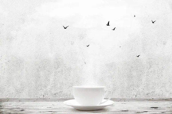 Абстрактное белое облако с летающими птицами над чашей. Концептуальное изображение — стоковое фото