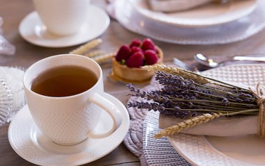 çay beyaz bardak ve kek ile