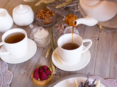 çay beyaz bardak ve kek ile