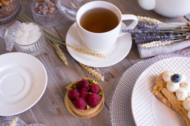 çay beyaz bardak ve kek ile