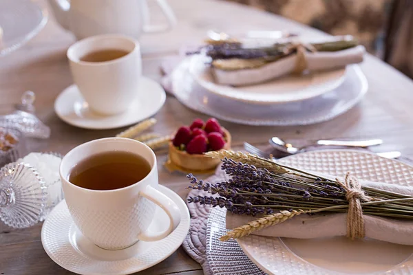 Tè con tazze bianche e torte — Foto Stock